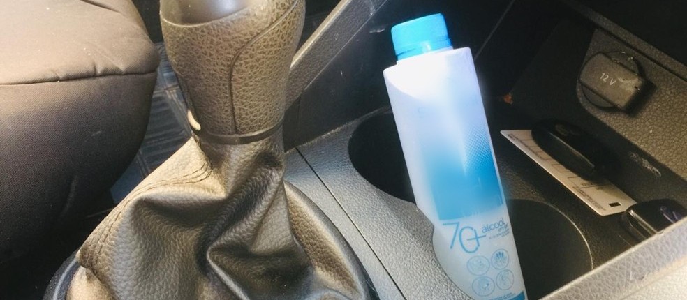 Ouvinte quer saber: guardar álcool em gel dentro do carro é perigoso?