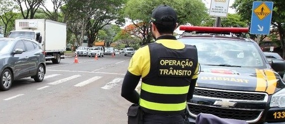 Motorista e motociclista reagem à abordagem em blitz 