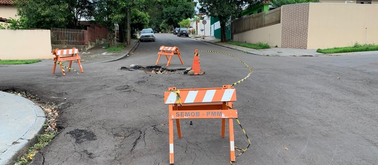 Asfalto recém-recapeado está desmanchando em rua do Borba Gato 