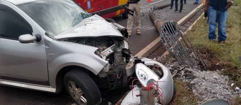 Mulher colide contra poste do canteiro central da Avenida Colombo