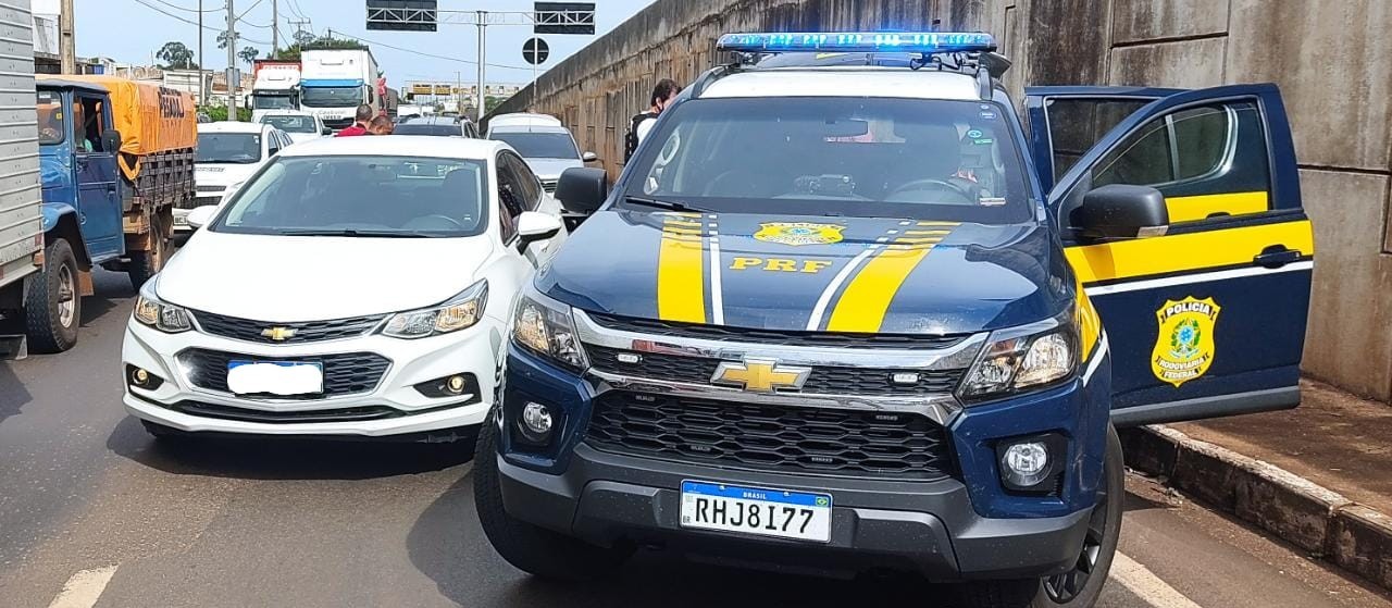 Dois presos são flagrados em carro roubado durante saída temporária