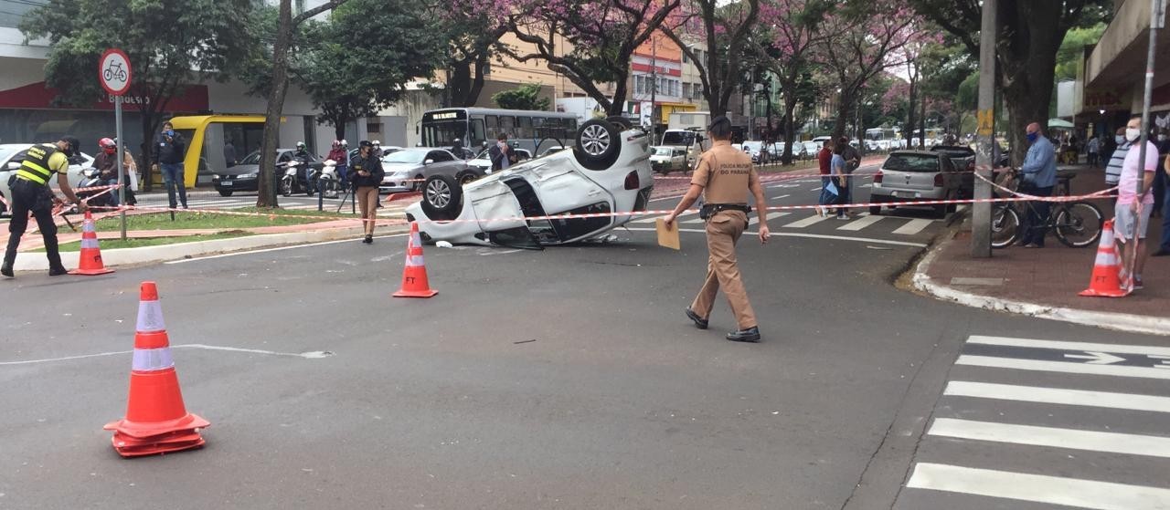 Carro capota após batida no centro de Maringá