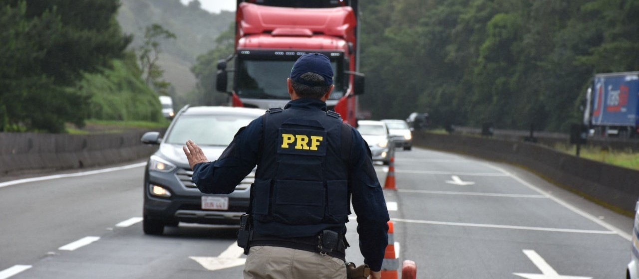 PRF faz quatro restrições de tráfego de veículos pesados no feriadão