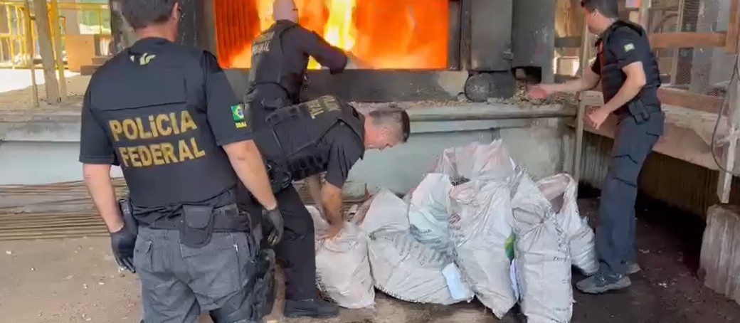 Mais de 500 kg de cocaína são incinerados pela Polícia Federal em Maringá