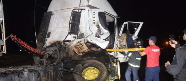 Trem bate em caminhão na linha férrea que corta a BR-369