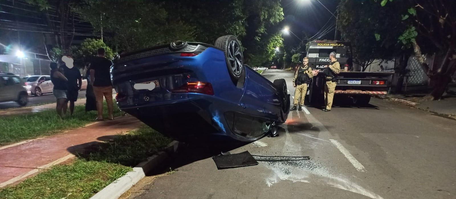 Vídeo mostra carro batendo em veículo parado e depois capotando