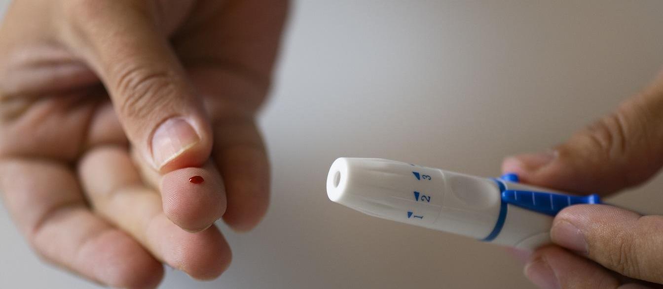 10 crianças são picadas com lanceta para medir glicose em desafio da coragem