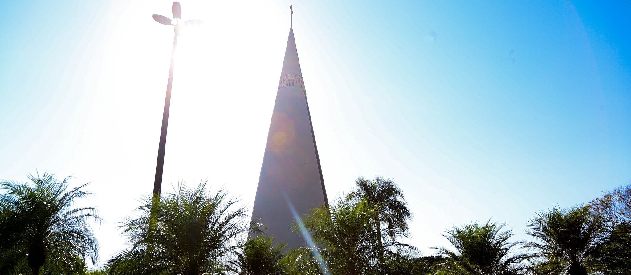 Sol aparece entre nuvens nesta segunda-feira (7); máxima chega aos 33°C