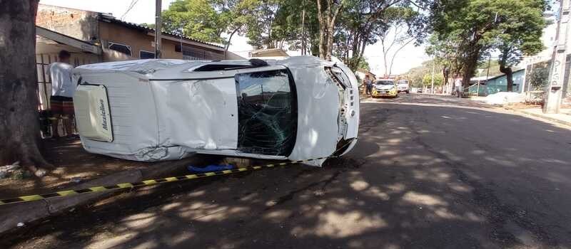 Carro de pet shop tomba em acidente com moto e motociclista fica gravemente ferido