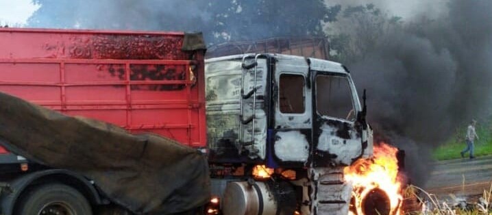 Dois caminhões batem de frente e pegam fogo