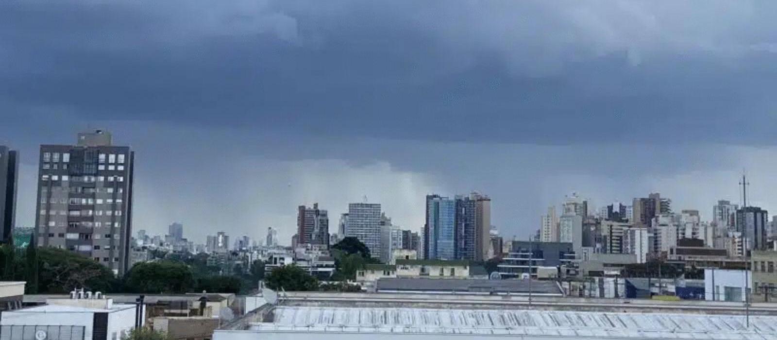 Curitiba tem mais de 300 quedas de árvores após vendaval