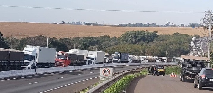 Fila de caminhões se forma no Contorno Norte após passarela ser arrancada