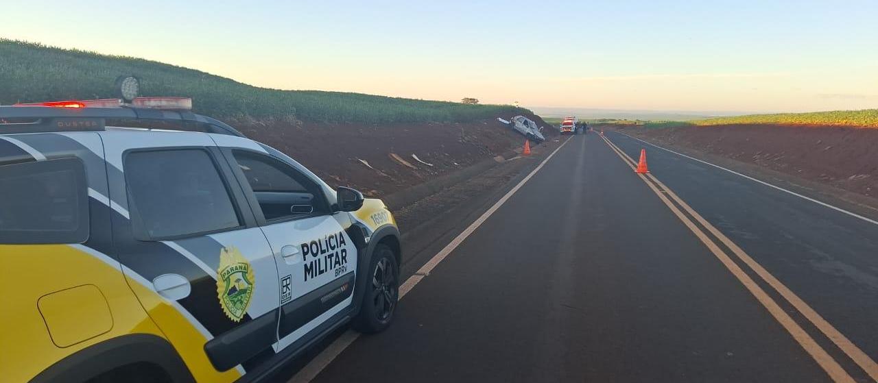 Carro capota, motorista morre e passageira fica ferida na PR-552