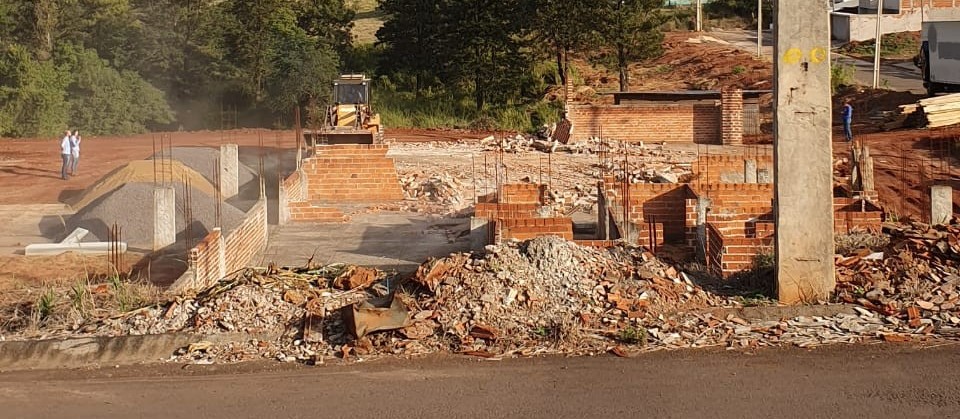 Obra de creche com problemas de estrutura é demolida