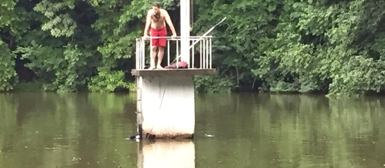 Bombeiros fazem buscas por rapaz desaparecido no lago