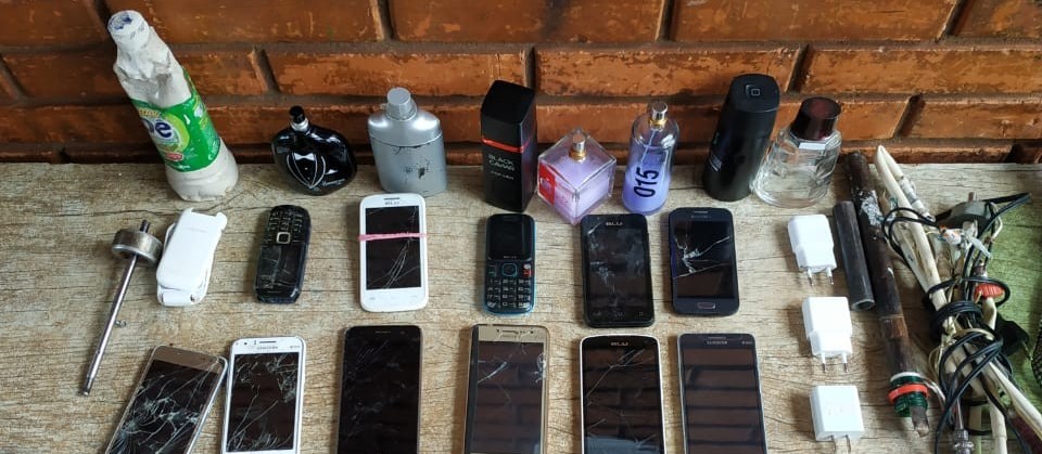 Polícia retira 24 celulares da cadeia de Goioerê