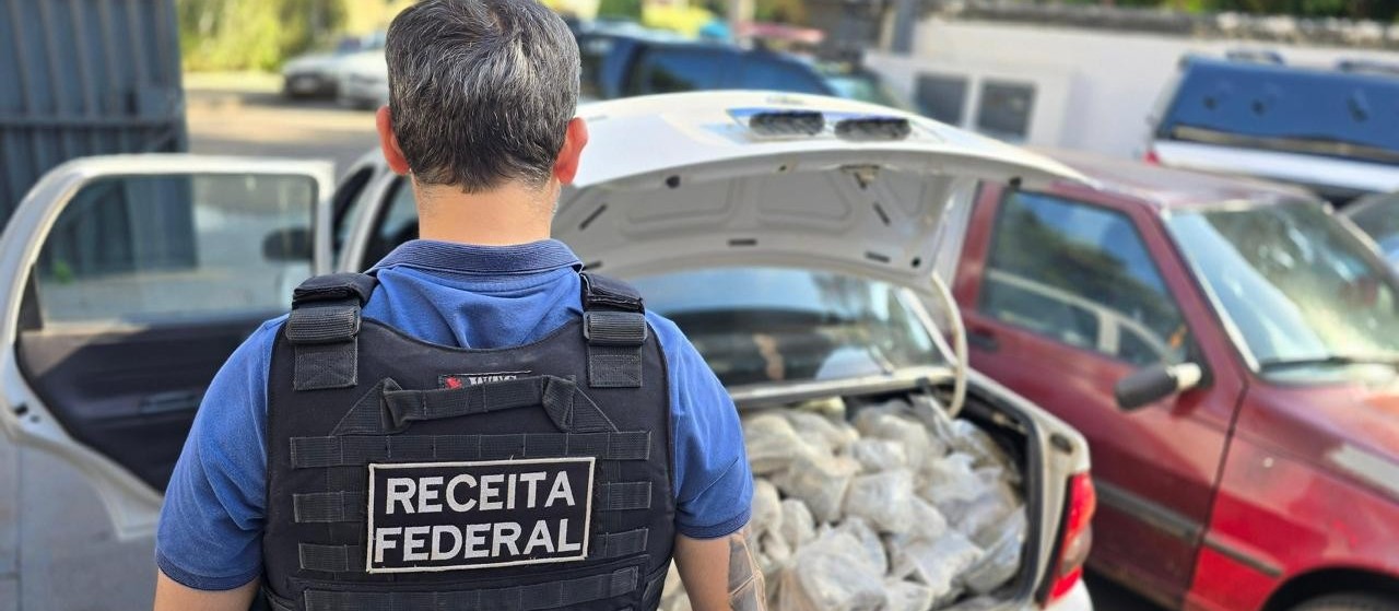 Veja: suspeito em carro com drogas foge de abordagem da Receita Federal