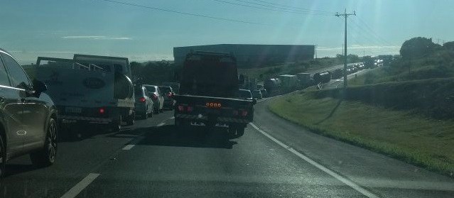 Rodovia fica interditada por uma hora e congestionamento chega a 4 km