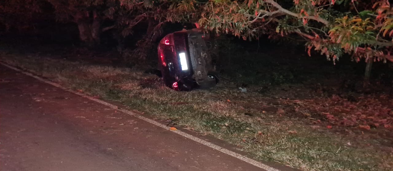 Motorista de 66 anos morre após bater carro em árvore em Floraí