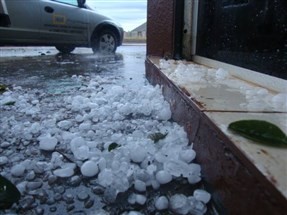 Defesa Civil atende moradores de Sarandi atingidos pela chuva de granizo nessa terça-feira