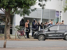 Ladrões fazem ‘cordão humano’ com mais de dez reféns para fugir após assalto a duas agências bancárias em Borrazópolis