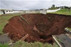 Cratera em centro poliesportivo de Umuarama, no Noroeste do Estado, aumenta por causa das chuvas e já passa de 5 metros de profundidade