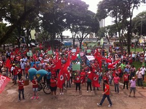 Manifestantes vão às ruas em Maringá contra impeachment da presidente Dilma Rousseff