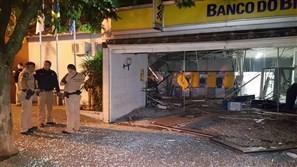 Bandidos explodem caixas eletrônicos no centro de Marialva