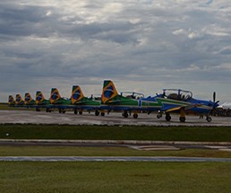 Esquadrilha da Fumaça atrai centenas de pessoas no último dia da 18ª Feira Internacional de Aviação