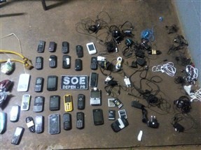 Agentes penitenciários conseguiram evitar que quase 30 aparelhos celulares chegassem aos presos da Casa de Custódia de Maringá