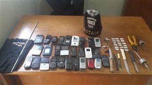 Polícia apreende 28 celulares na cadeia pública de Terra Boa durante operação bate grade