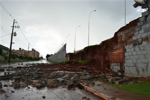 Chuva forte derruba muro de transportadora em Maringá