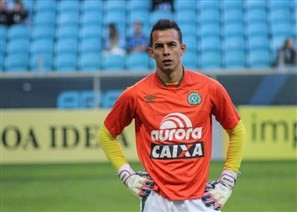 Mãe do goleiro Danilo Padilha, um dos sobreviventes do acidente com a equipe do Chapecó, acompanha notícias do filho em Cianorte