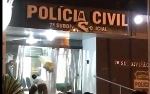 Revolta com assassinato da menina de seis anos levou população à delegacia de Umuarama