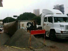 Carreta tombada congestiona o trânsito na Avenida Morangueira