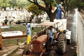 Túmulos do cemitério municipal de Maringá já podem ser preparados para o Dia de Finados