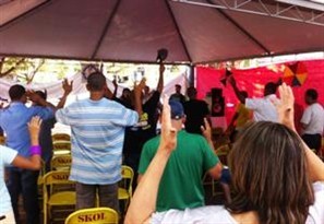 Grupo da Igreja Católica reúne moradores de rua para almoço de confraternização no centro de Maringá