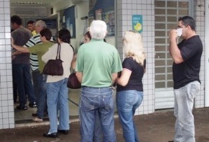 Greve dos bancários completa 14 dias e provoca fila em lotéricas