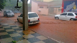 Após temporal, empresários calculam prejuízos causados pelos alagamentos no centro de Paiçandu