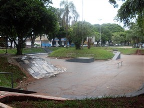 Skatistas querem melhorias na praça de patinação, que atualmente é vista como ponto de uso de drogas em Maringá