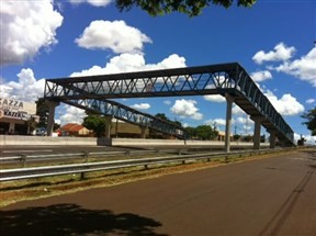 Apesar das passarelas, muitos moradores de bairros cortados pelo Contorno Norte em Maringá atravessam pela pista