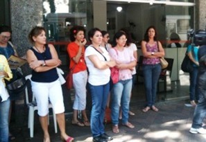 Professores protestam em frente ao Núcleo de Educação em Maringá