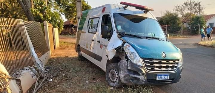 Motorista bêbado bate ambulância em muro e é preso pela polícia em Astorga