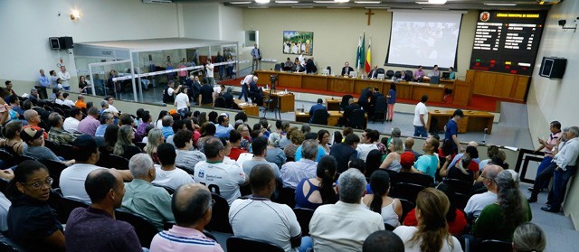 Com argumentos contra e favor, projeto passa em primeira discussão