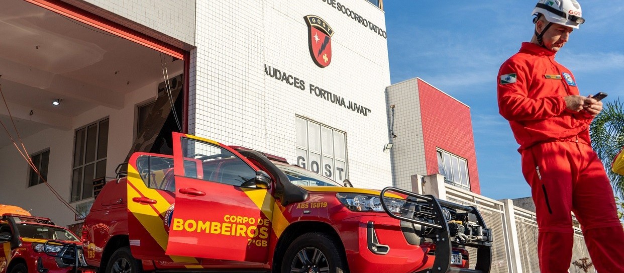 37 bombeiros do Paraná chegaram nesta quinta-feira (9) ao RS