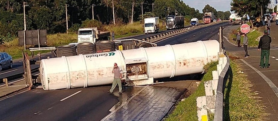 Carga se solta de caminhão e BR-376 fica bloqueada