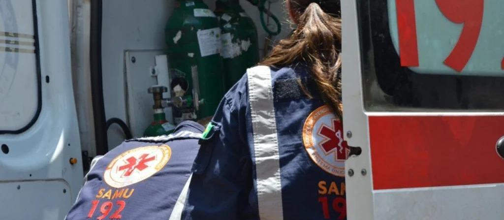 Motociclista é socorrido com fratura exposta após colisão com carro na região central de Maringá