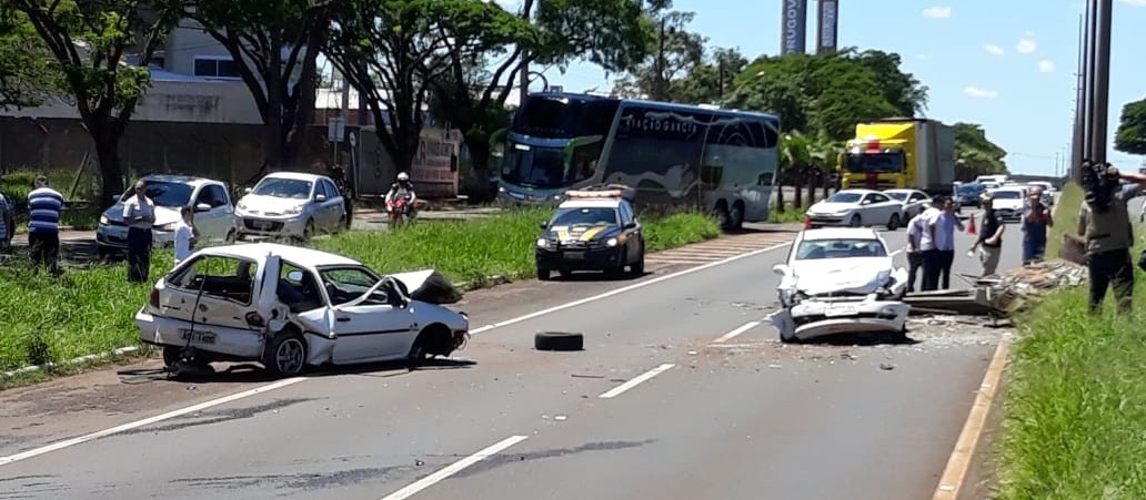 Dois veículos se chocam na Avenida Colombo 