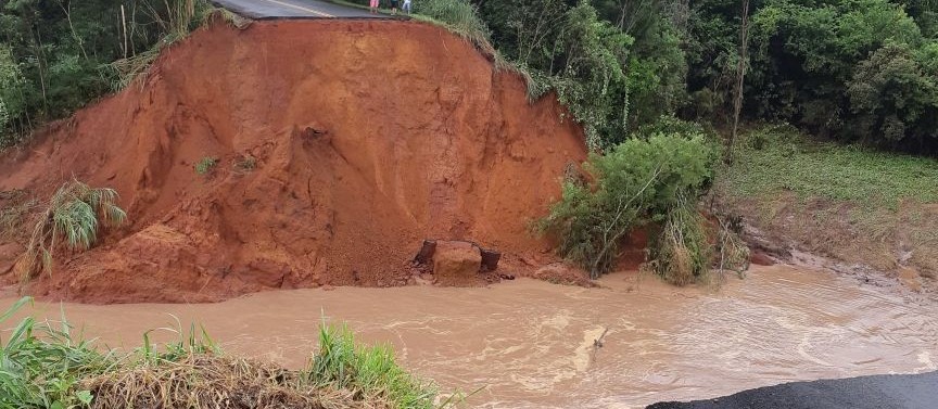 Trecho entre Terra Boa e Cianorte é interditado após queda de ponte