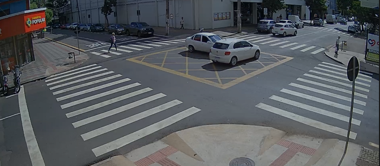 Quatro pessoas ficam feridas em acidente em cruzamento de Maringá